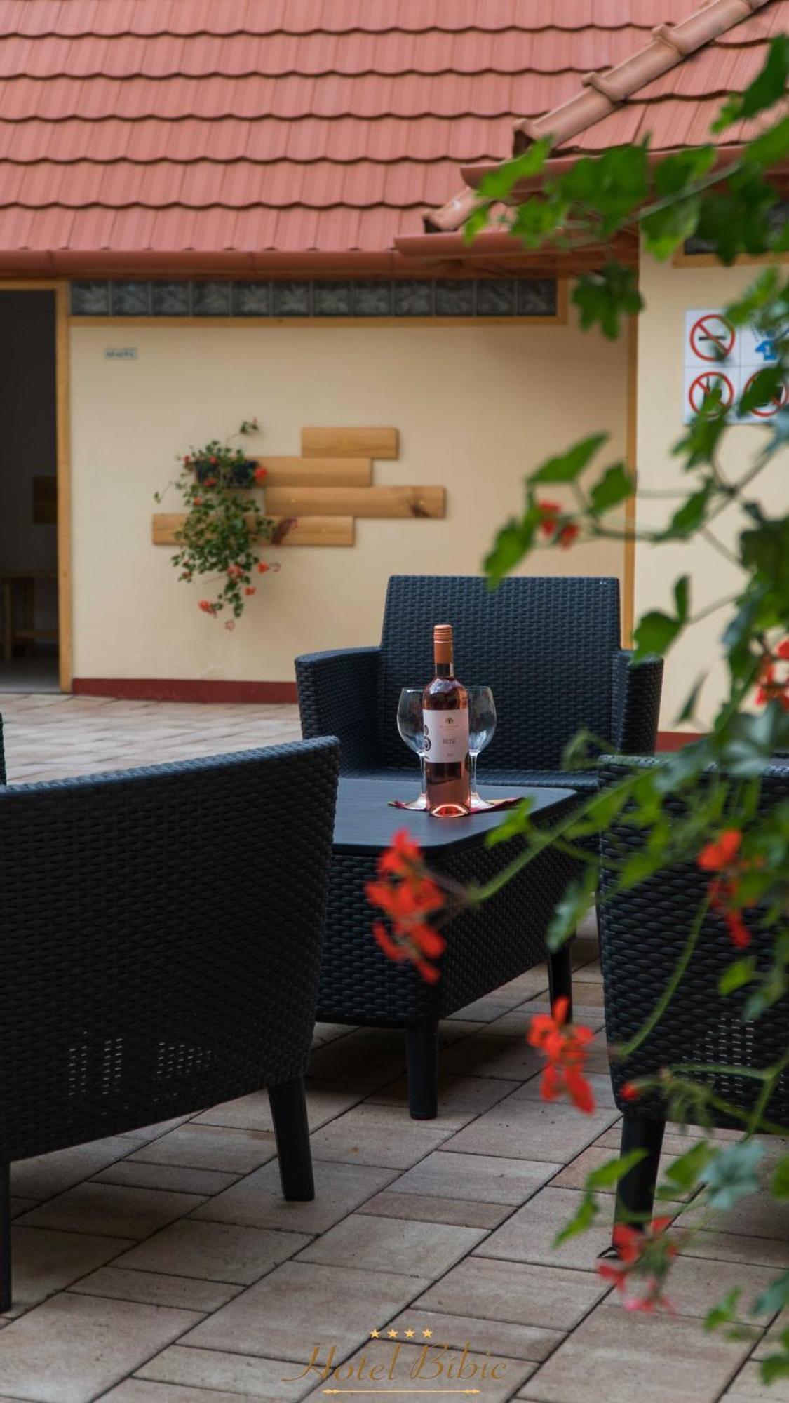 Hotel Bibic Es Tueskevar Etterem Es Horgaszto Nyiregyhaza Exterior photo