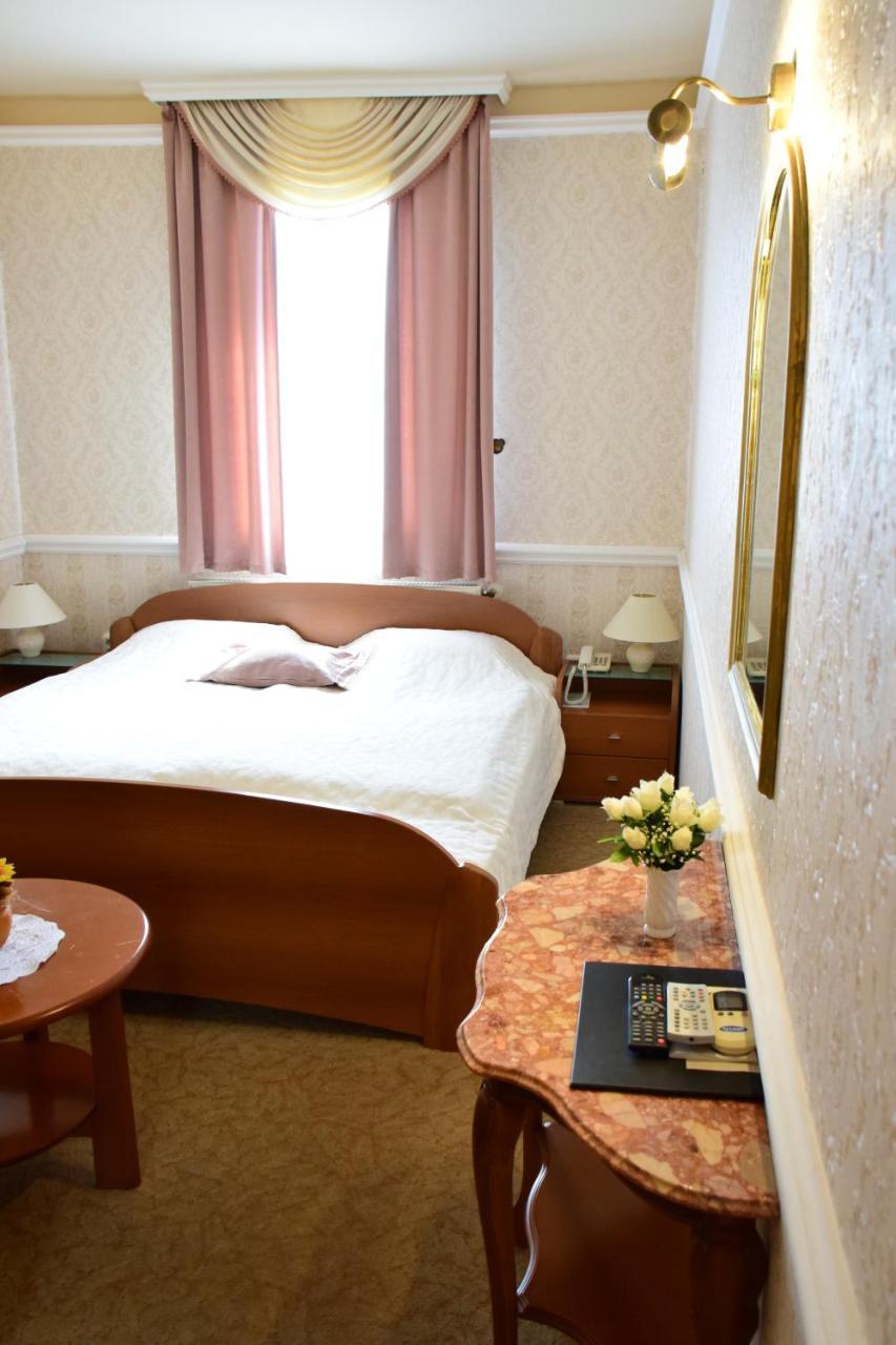 Hotel Bibic Es Tueskevar Etterem Es Horgaszto Nyiregyhaza Exterior photo
