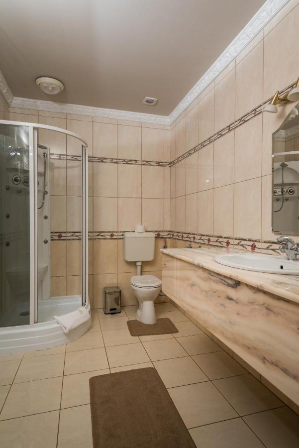 Hotel Bibic Es Tueskevar Etterem Es Horgaszto Nyiregyhaza Exterior photo