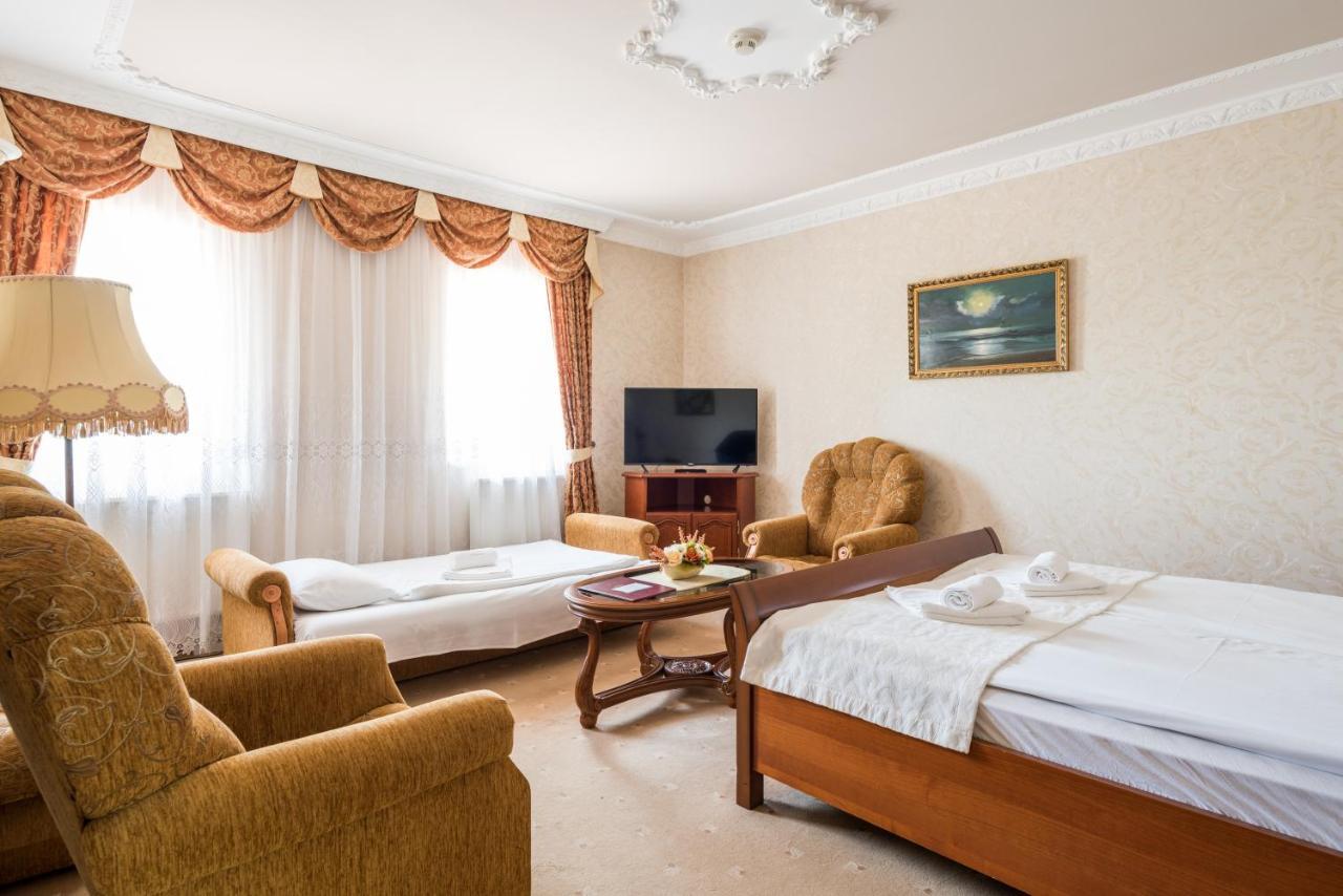 Hotel Bibic Es Tueskevar Etterem Es Horgaszto Nyiregyhaza Exterior photo