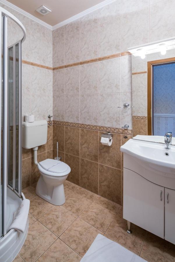 Hotel Bibic Es Tueskevar Etterem Es Horgaszto Nyiregyhaza Exterior photo