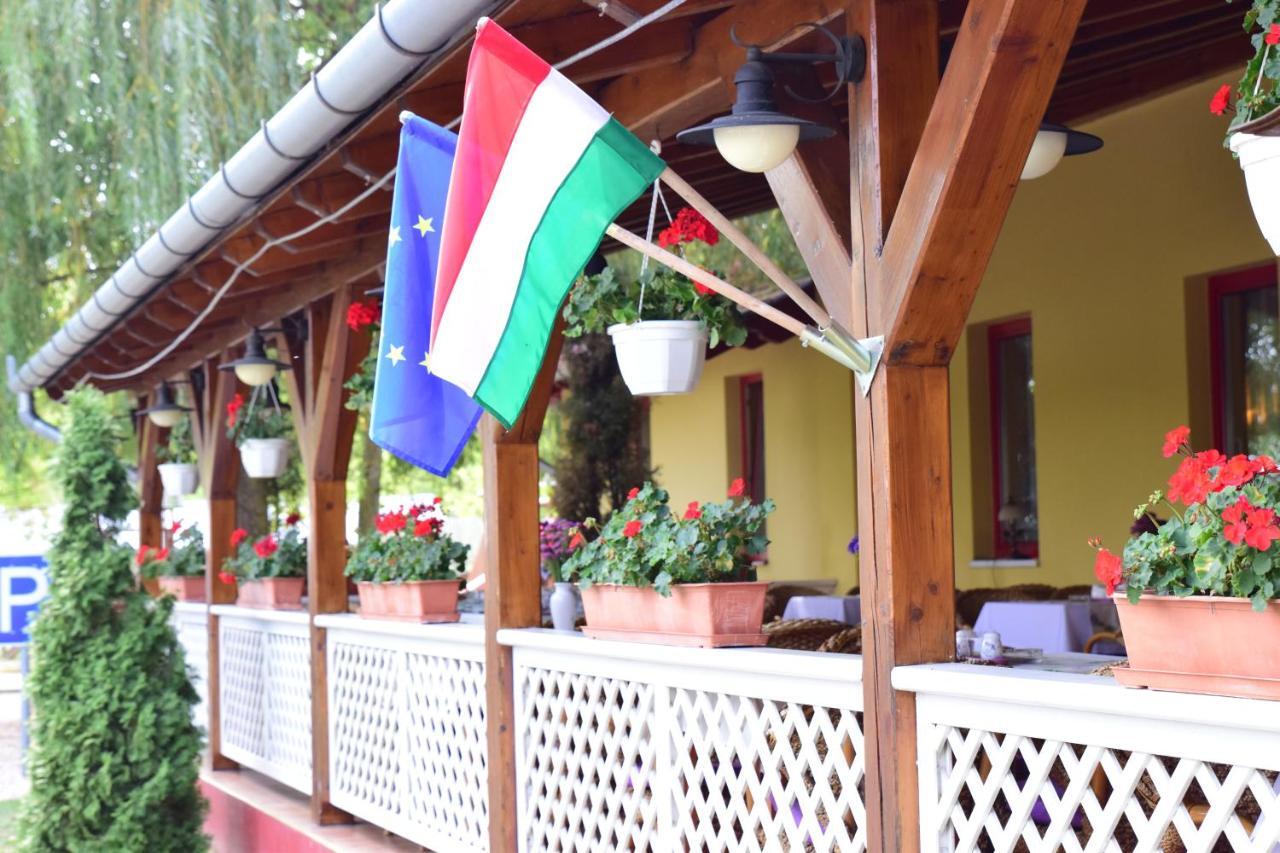 Hotel Bibic Es Tueskevar Etterem Es Horgaszto Nyiregyhaza Exterior photo